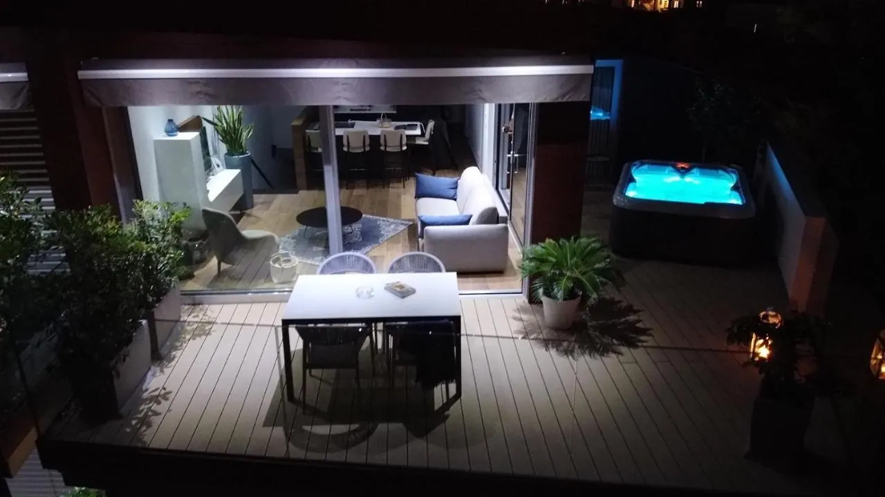 The Q Superior - A Penthouse With Jacuzzi And Sauna Rovinj